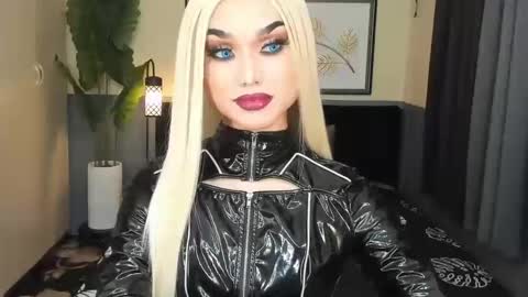 Snapshot of ts_elijah chatting on 01/20/25, 03:28 Saskia online show from 01/20/25, 03:28
