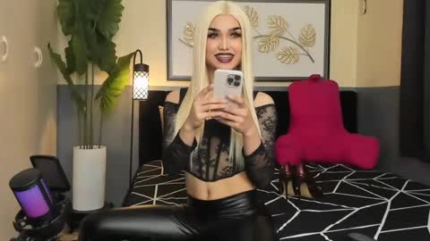 Snapshot of ts_elijah chatting on 02/07/25, 02:40 Saskia online show from 02/07/25, 02:40