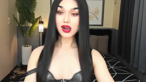 Snapshot of ts_elijah chatting on 02/15/25, 08:22 Saskia online show from 02/15/25, 08:22