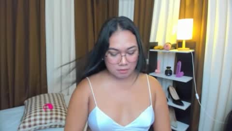 Karen Oquio online show from 10/01/25, 05:46