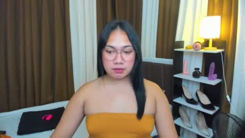 Karen Oquio online show from 10/11/25, 05:39