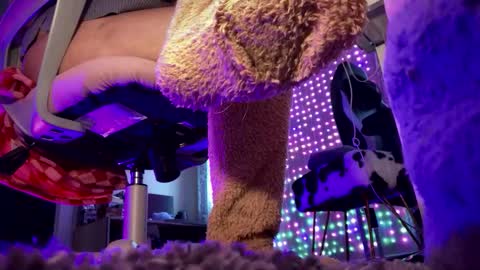 MOCHI NEXT DOOR online show from 10/14/25, 04:41