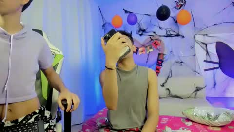 Snapshot of twinks_boys_ chatting on 10/21/25, 04:13 JHOAN LIAM  ZACARIAS online show from 10/21/25, 04:13