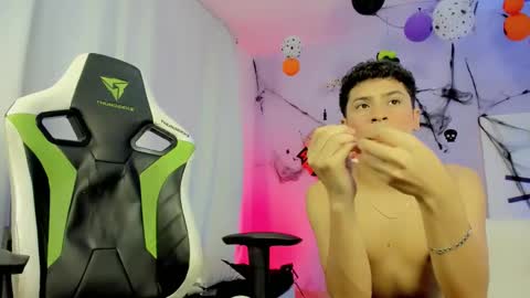 Snapshot of twinks_boys_ chatting on 10/27/25, 08:29 JHOAN LIAM  ZACARIAS online show from 10/27/25, 08:29