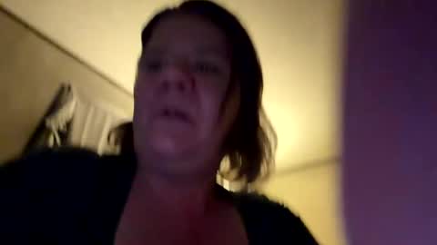 Snapshot of twinpeaks22 chatting on 10/31/25, 03:18 Milfwtwinpeaks online show from 10/31/25, 03:18