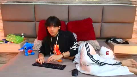 twinslovers_ online show from 10/17/25, 09:50