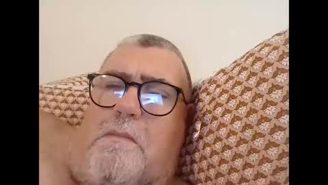 Snapshot of twohats2810 chatting on 11/30/25, 10:03 twohats2810 online show from 11/30/25, 10:03