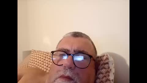 Snapshot of twohats2810 chatting on 12/05/25, 06:59 twohats2810 online show from 12/05/25, 06:59