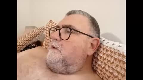 Snapshot of twohats2810 chatting on 12/17/25, 07:09 twohats2810 online show from 12/17/25, 07:09