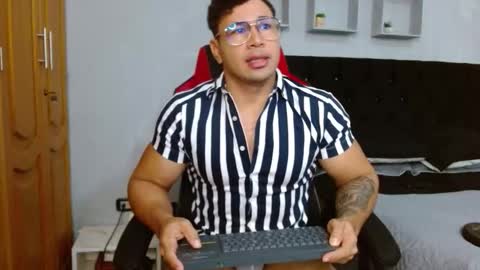 Snapshot of tyler_hank1 chatting on 12/04/25, 11:19 tyler_hank1 online show from 12/04/25, 11:19