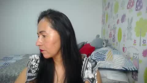 Snapshot of tyna_b chatting on 06/10/26, 01:17 Tyna online show from 06/10/26, 01:17