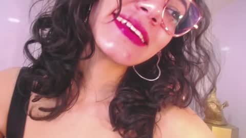 Snapshot of tyna_ch chatting on 01/04/25, 10:24 TYNA online show from 01/04/25, 10:24