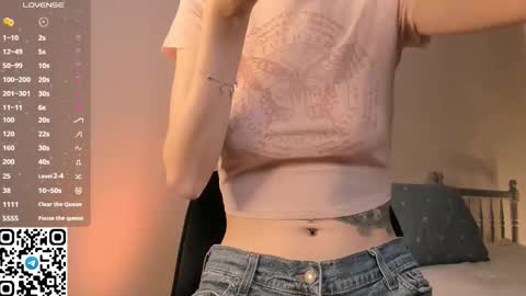 Snapshot of tyty_pupu chatting on 11/28/25, 07:05 Christine 3 Next broadcast tomorrow at 2100 GMT 5 online show from 11/28/25, 07:05