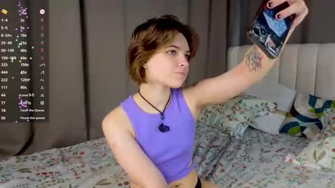 Snapshot of udeleclive chatting on 09/15/25, 03:23 Polly online show from 09/15/25, 03:23