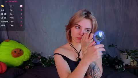 Snapshot of udeleclive chatting on 12/14/25, 03:28 Polly online show from 12/14/25, 03:28