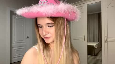 Snapshot of ulalittlepage chatting on 12/05/25, 05:53 Vikki online show from 12/05/25, 05:53