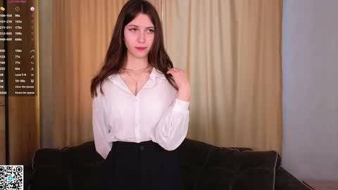 Snapshot of umbraelyon chatting on 04/17/26, 06:16 Liliane online show from 04/17/26, 06:16