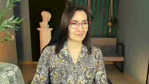 Snapshot of unatera chatting on 11/11/25, 09:20 UnaTera online show from 11/11/25, 09:20