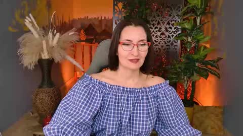 Snapshot of unatera chatting on 11/22/25, 05:28 UnaTera online show from 11/22/25, 05:28