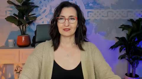 Snapshot of unatera chatting on 11/24/25, 09:09 UnaTera online show from 11/24/25, 09:09