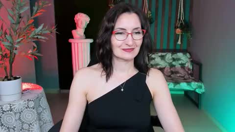 Snapshot of unatera chatting on 11/28/25, 05:32 UnaTera online show from 11/28/25, 05:32