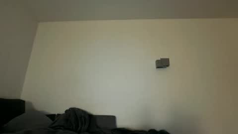 Snapshot of uncutedaustria chatting on 12/17/25, 01:00 Tom online show from 12/17/25, 01:00