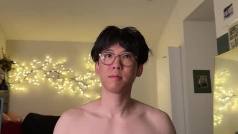 Snapshot of unhingedwang chatting on 10/19/25, 01:06 wang online show from 10/19/25, 01:06