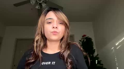 Snapshot of unii_ chatting on 12/17/25, 03:40 Uni online show from 12/17/25, 03:40