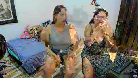 Snapshot of until_wet chatting on 11/15/25, 07:43 Kary and jhoa online show from 11/15/25, 07:43