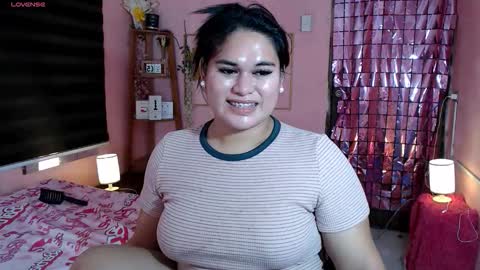 Snapshot of ur_baby_rebbecca chatting on 12/21/25, 12:56 SINGLE online show from 12/21/25, 12:56