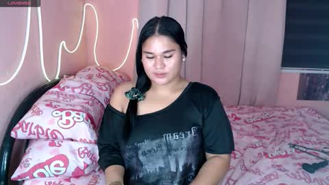 Snapshot of ur_baby_rebbecca chatting on 01/17/26, 12:32 SINGLE online show from 01/17/26, 12:32