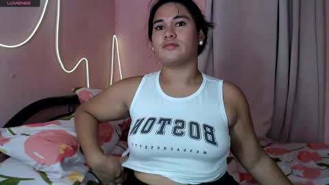 Snapshot of ur_baby_rebbecca chatting on 05/17/26, 12:01 SINGLE online show from 05/17/26, 12:01