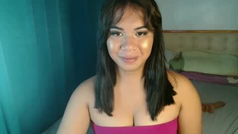 Snapshot of ur_cutiesthotasianxx chatting on 10/15/25, 01:22 Vee online show from 10/15/25, 01:22