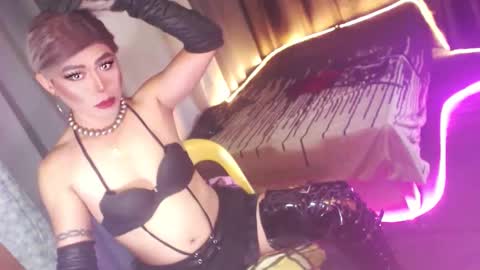 Snapshot of ur_dominatrix chatting on 12/05/25, 02:53 MISS ANNA online show from 12/05/25, 02:53