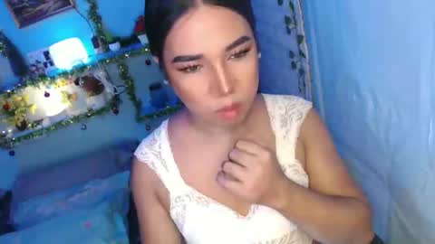 Snapshot of ur_hot_tommiexx chatting on 11/23/25, 02:11 jennie online show from 11/23/25, 02:11