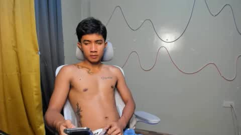 Snapshot of ur_hottestjonny chatting on 05/05/26, 04:37 jonny online show from 05/05/26, 04:37