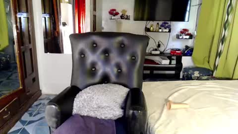 Snapshot of ur_majestyqueen_angelaxxx chatting on 12/16/24, 01:53 QUEEN ANGELA online show from 12/16/24, 01:53