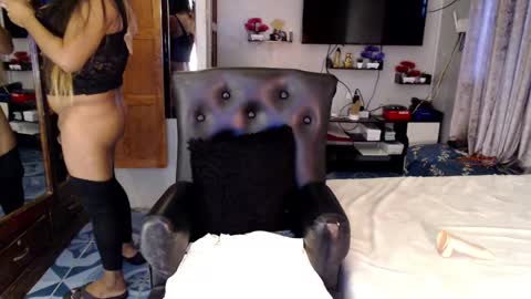 Snapshot of ur_majestyqueen_angelaxxx chatting on 01/09/25, 02:43 QUEEN ANGELA online show from 01/09/25, 02:43