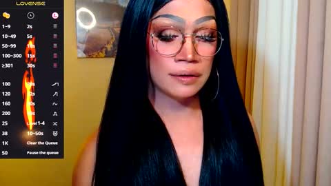 Snapshot of ur_new_fantasy chatting on 12/14/25, 02:33 Call me Queeny online show from 12/14/25, 02:33