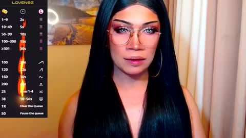 Snapshot of ur_new_fantasy chatting on 12/17/25, 03:40 Call me Queeny online show from 12/17/25, 03:40