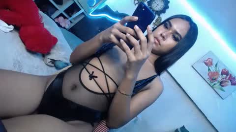 Snapshot of urasians_cummer chatting on 12/20/24, 09:39 Pau online show from 12/20/24, 09:39