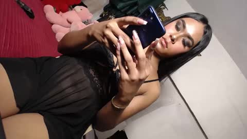 Snapshot of urasians_cummer chatting on 01/02/25, 08:49 Pau online show from 01/02/25, 08:49