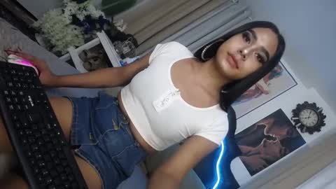 Snapshot of urasians_cummer chatting on 02/12/25, 12:55 Pau online show from 02/12/25, 12:55