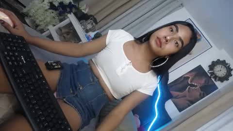 Snapshot of urasians_cummer chatting on 02/12/25, 11:20 Pau online show from 02/12/25, 11:20