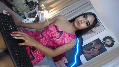 Snapshot of urasians_cummer chatting on 02/14/25, 06:45 Pau online show from 02/14/25, 06:45