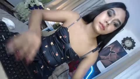 Snapshot of urasians_cummer chatting on 02/16/25, 10:10 Pau online show from 02/16/25, 10:10