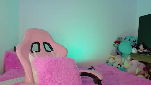 Snapshot of urbaby6irl chatting on 11/21/25, 08:13 Danielle online show from 11/21/25, 08:13