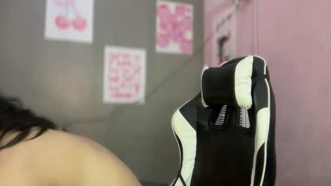 Snapshot of urlovely_ariana chatting on 12/19/25, 01:29 Ariana online show from 12/19/25, 01:29