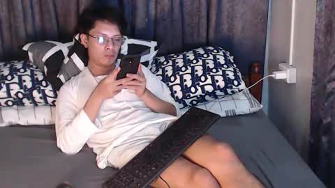 Snapshot of urpinoyasianx chatting on 10/24/25, 08:33 Mel online show from 10/24/25, 08:33