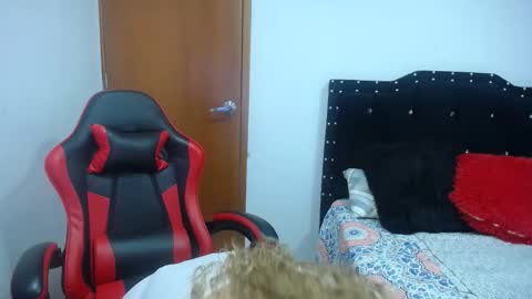 Eveling Blanco  online show from 10/26/25, 01:00